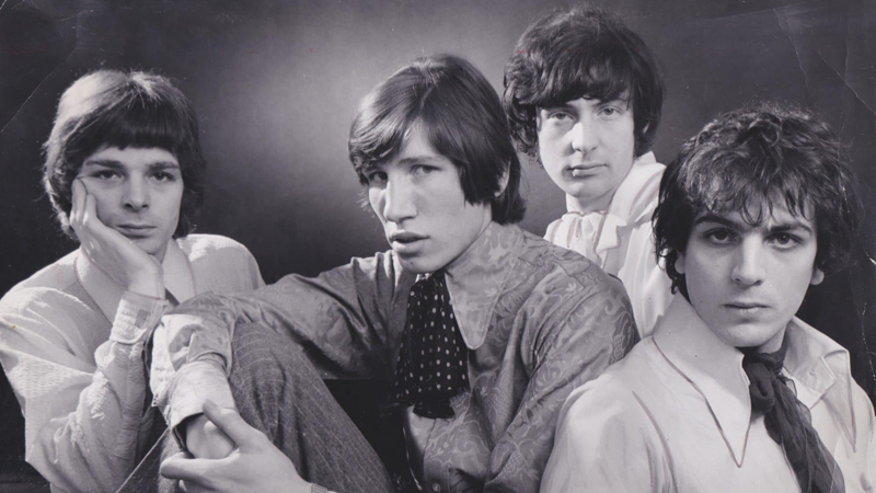 1967: La polémica advertencia de EMI en The Piper at the Gates of Dawn 🎸🌈